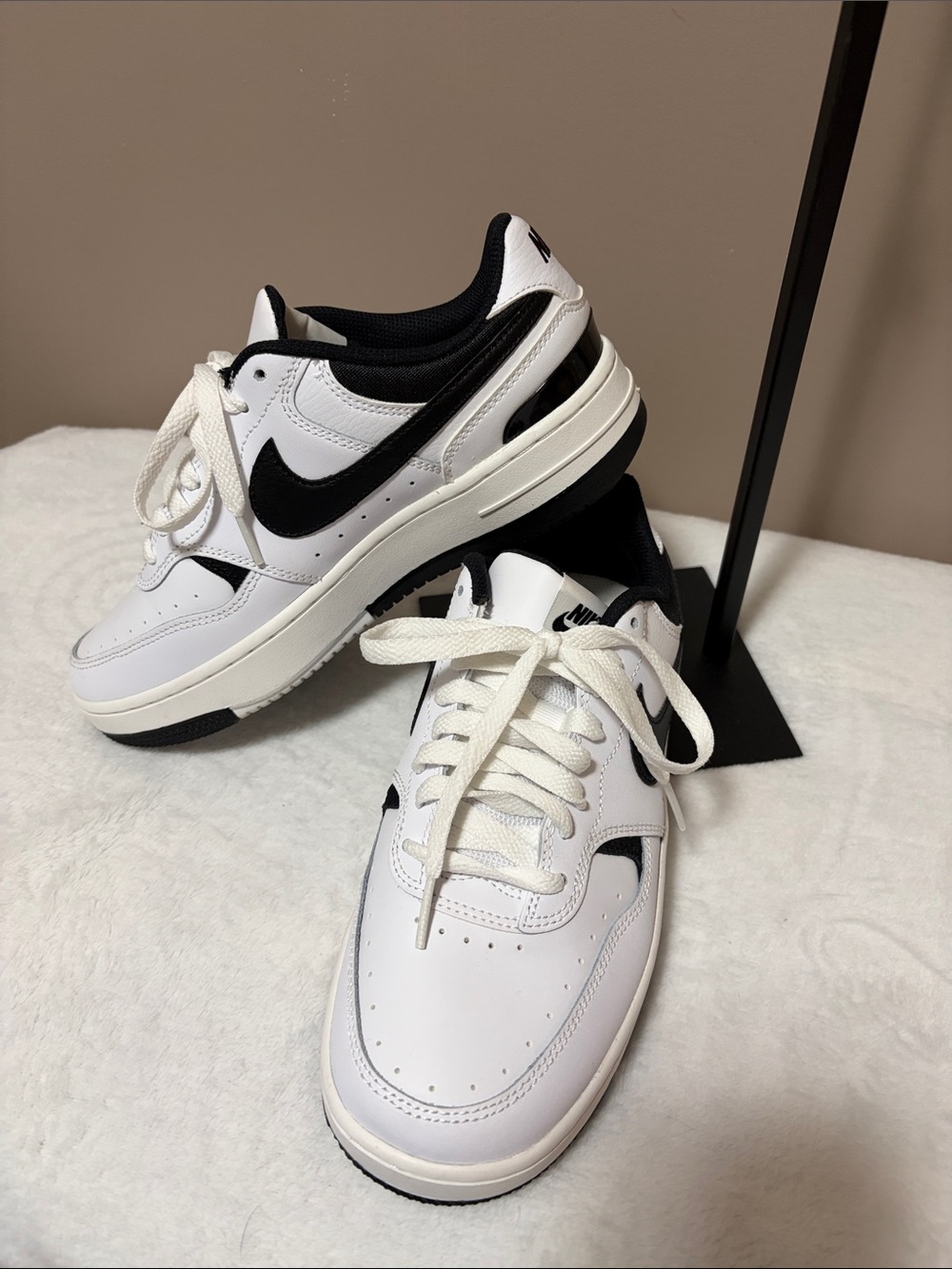 Nike White and Black Low-Top Sneakers 8.5 Women’s